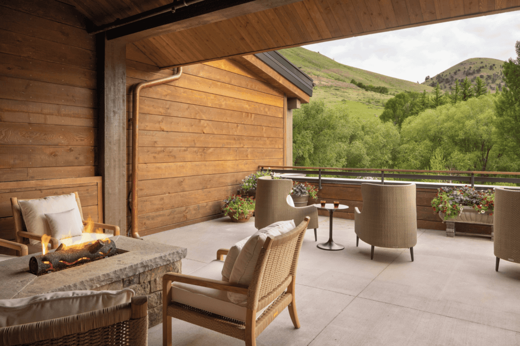 Outdoor area the the Rusty Parrot Lodge and Spa hotel in Jackson Hole